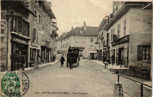 CPA AK Entre-Deux-Guiers - Place Centrale (636008)