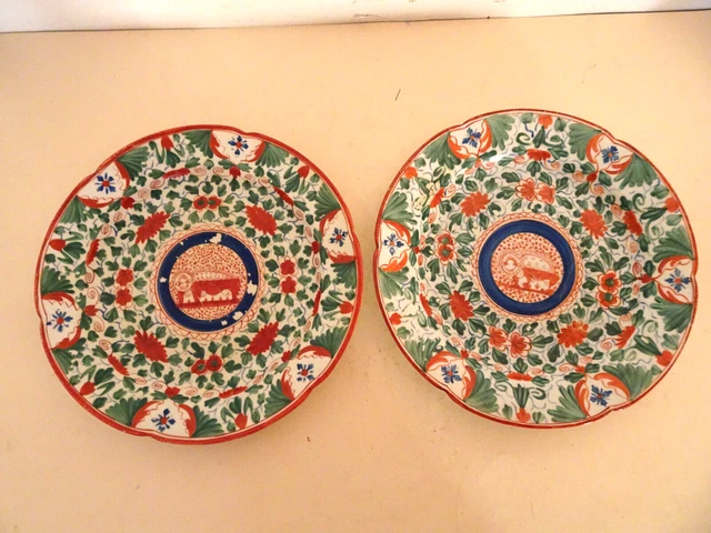 Paire d'assiettes en porcelaine de Minton.Décor 'crazy cow'.Vers 1800. N° 106.