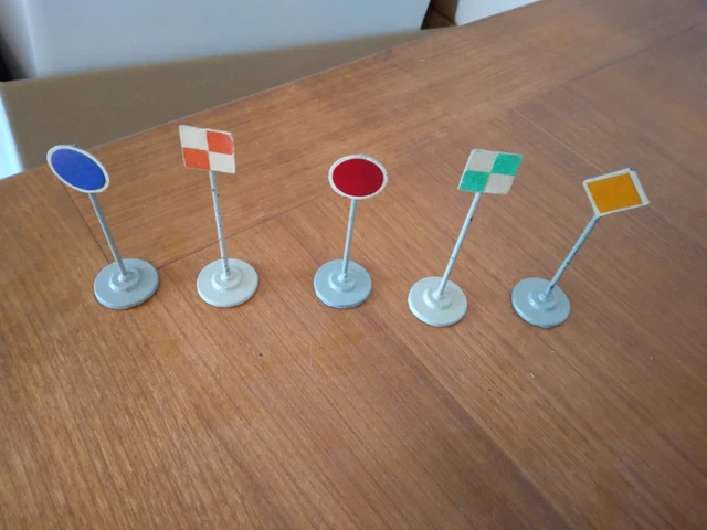 Modélisme HO : Accessoires de décor : Panneaux de signalisation de chantiers - Busch - Rue des