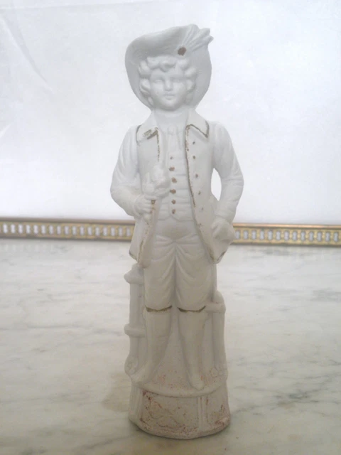 RAVISSANT  BISCUIT JEUNE HOMME GALANT DU XVIII ème AU BOUQUET DE FLEURS
