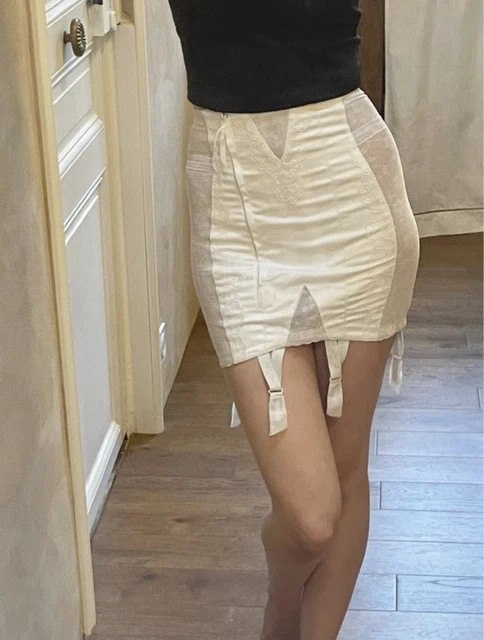Gaine Fine Avec Jarretelles Triumph - Taille 105B, Couleur Chair, Jamais Portée