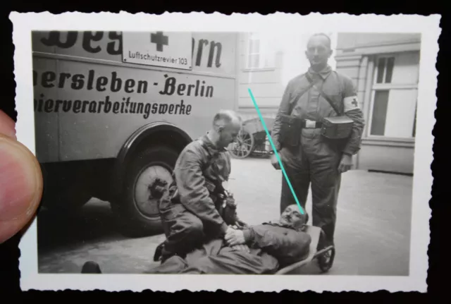 Sanitäter ,Berlin Luftschutzrevier 103 ,altes kleines Foto