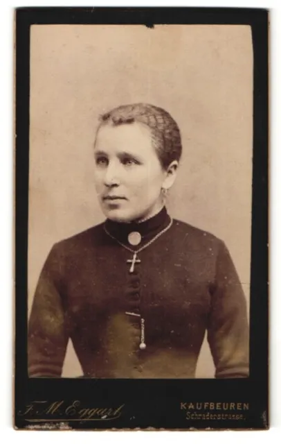 Fotografie F. M. Eggart, Kaufbeuren, Portrait bürgerliche Dame mit Kreuzkette