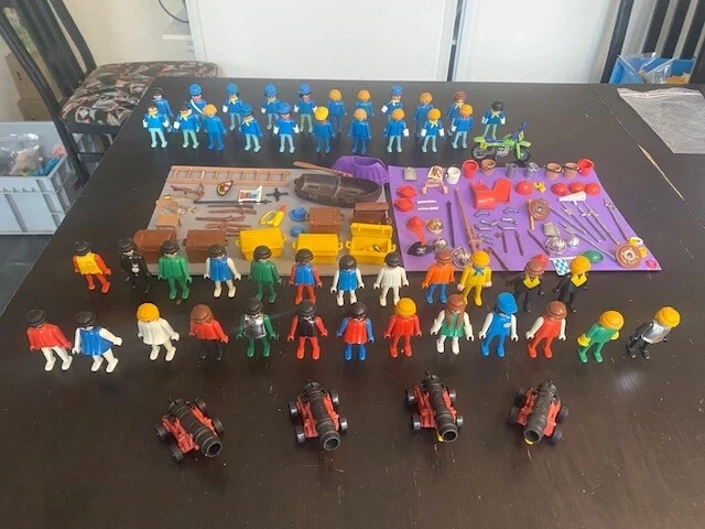 LOT F 10 chevaliers + 2 chevaux Playmobil + nombreux accessoires en bon
