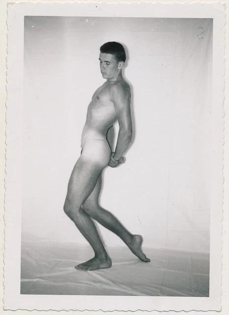 NUDE YOUNG BEEFCAKE MAN SHOWS off PHYSIQUE MUSCLES vtg 1950's GAY INT photo EUR 26,43 - PicClick FR