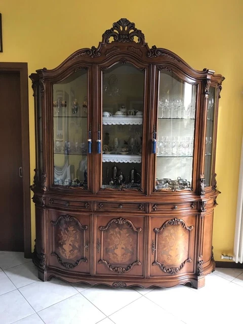 Vetrina antica con Boiserie