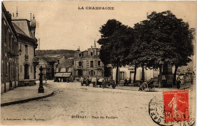CPA La Champagne - ÉPERNAY - Place des Fusiliers (742226)