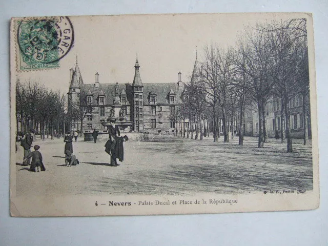 Cpa Nevers (58 Nievre) Palais Ducal Et Place De La Republique. Jeux Enfants