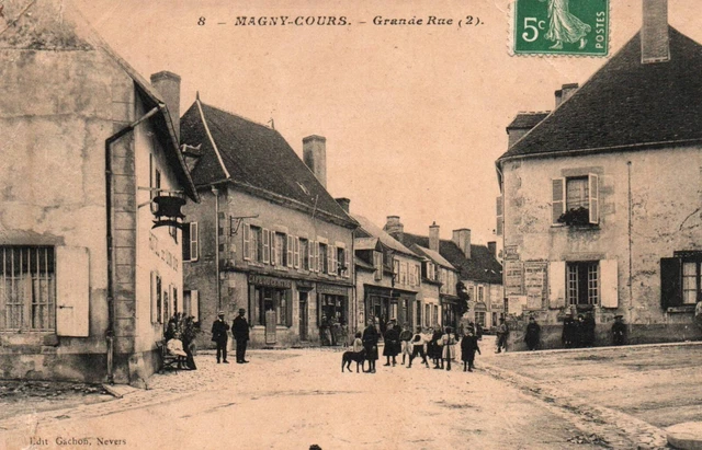 CPA 58 - MAGNY-COURS (Nièvre) - 8. Grande Rue (2) (petite animation)