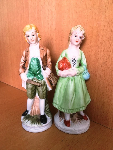 Couple de statuettes en porcelaine biscuit polychrome, 