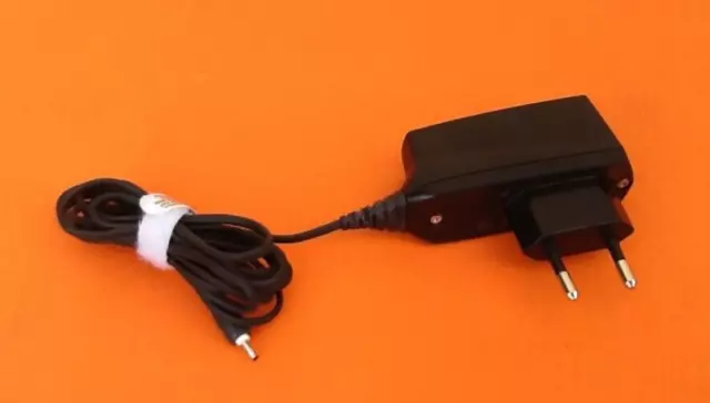 Chargeur Nokia AC - 8E 50-60 Hz /110mA  Input : AC 100-240 V...