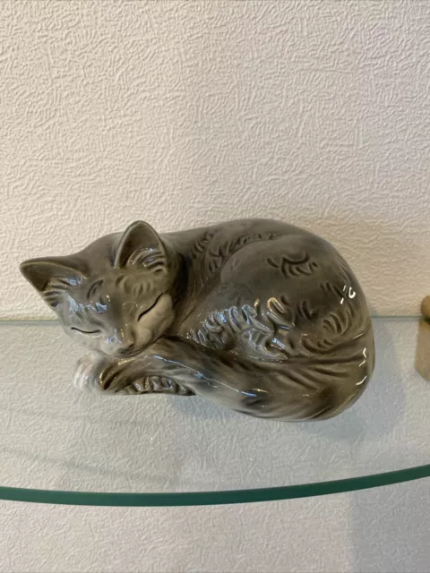 Goebel Katze liegend schlafend grau schattiert  3103606 - 14 cm- 1. Wahl