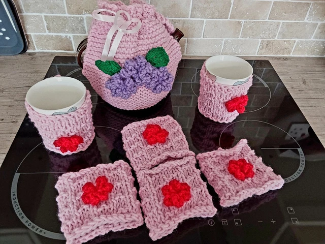 Acogedor té rosa grueso tejido a mano y 6 tazas acogedoras. Nuevo. Grande.