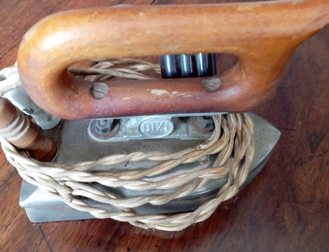 Fer à Repasser Ancien En Fonte Avec Son Manche En Bois Pour Collection Imgx300 9786