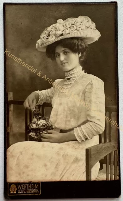 orig CDV Foto Fotografie Photographie Frau Dame Mode um 1900 Hut Wertheim Berlin