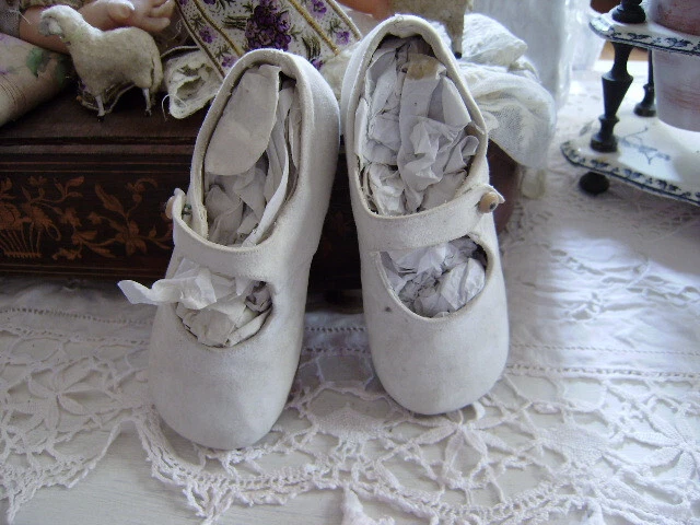 ANCIENNES CHAUSSURES d' ENFANT 1900 en peau