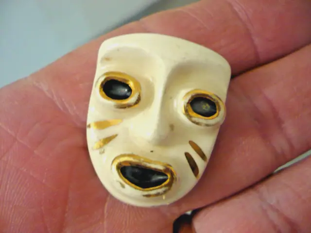 Bouton ancien en céramique émaillé Masque monté en pendentif 3,05 cm de long