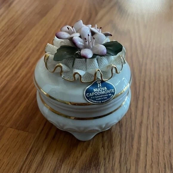 NUOVA CAPODIMONTE Savastano Collection Porcelain Box Handmade Flowers Lace