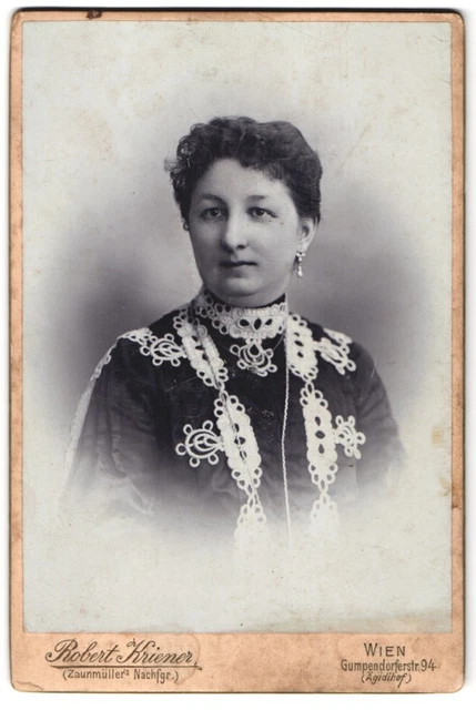 Fotografie Robert Kriener, Wien, Gumpendorferstr. 94, Portrait Dame im bestickt