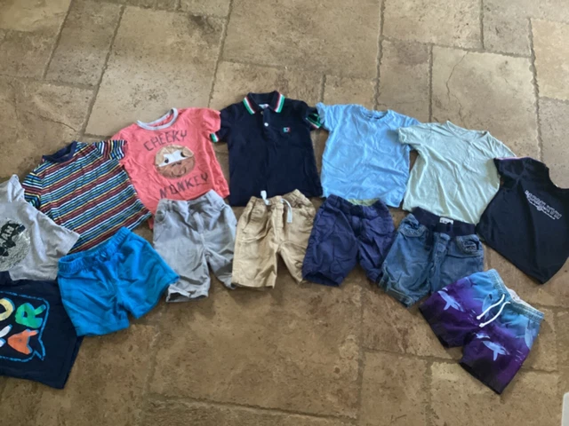 Pacchetto pantaloncini e t-shirt ragazzi età 3-4 anni