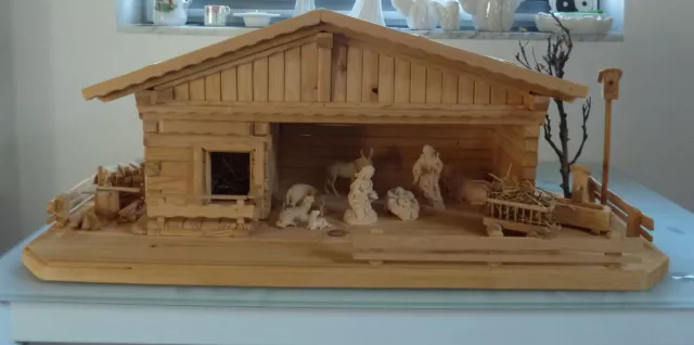 Weihnachtskrippe mit Figuren, Holz, handgefertigt und handgeschnitzt