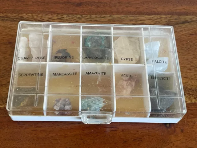Lot de pierres et minéraux en boite vintage