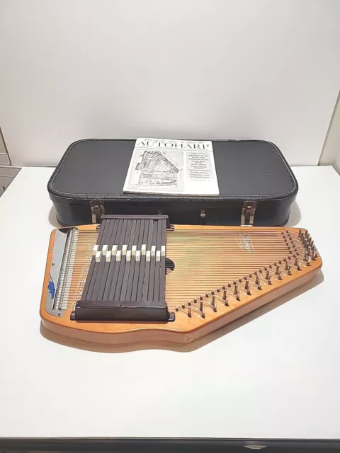 Oscar Schmidt Autoharp 36 Strings 15 Chords & Case. SEE PHOTOS AND DESCRIPTION.