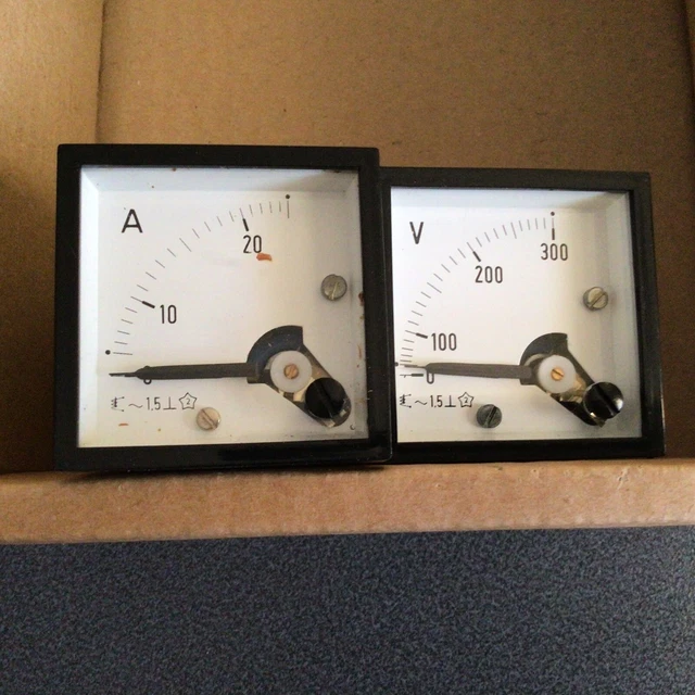Lot de 2 appareils de mesure de tension et mesure de courant -  made in USA