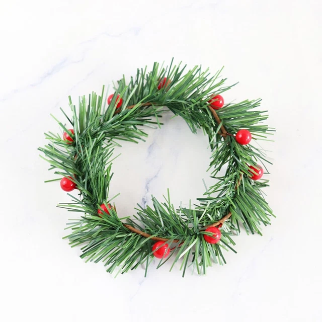 Corona di Natale realistica con aghi di pino fiori di bacche da appendere a T