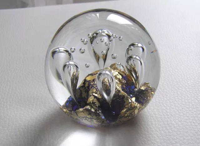 Briefbeschwerer Bubbles Paperweight klar-blau-gold topp DM 8 cm Vintage