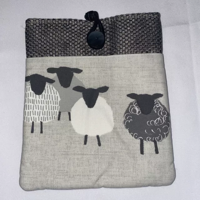 Handgefertigte Tablet/IPad/Kindle Hülle Schaf mit Vordertasche schwarz