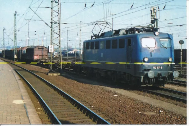 Farb-Foto DB E-Lok 110 117 mit Güterzug 1983