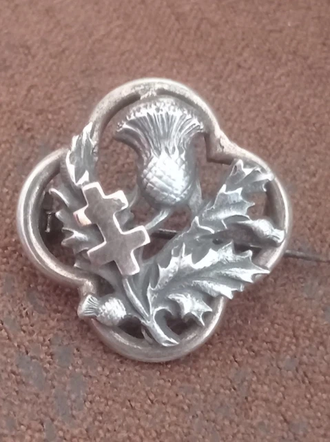 Broche ancienne en argent massif. Poinçon tête de sanglier (portrait Broche ancienne en argent massif. Poinçon tête de sanglier (portrait