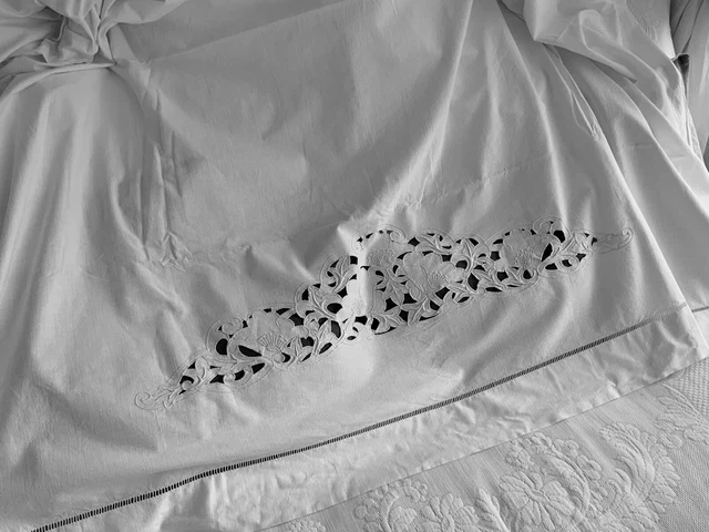 Drap ancien en lin brodé coloris écru-beige avec monogramme