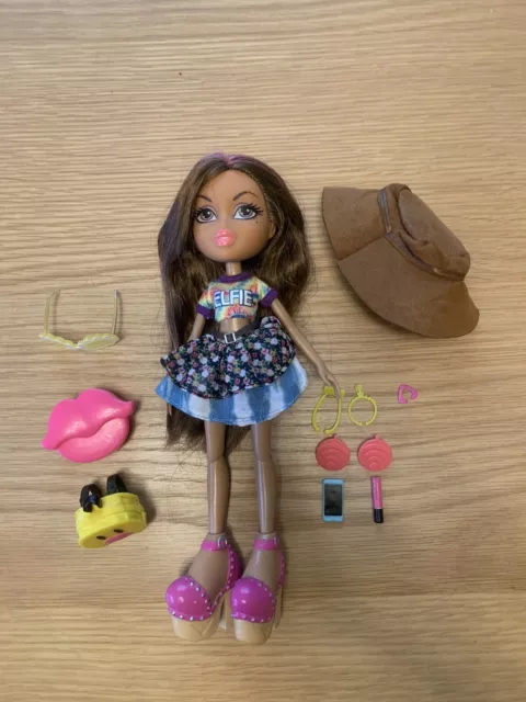 Bratz doll Yasmin Selfie Snaps Doll - Almost Complete