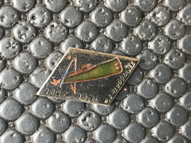 PIN'S ARMÉE / Insigne école de l'infanterie (signé Boussemart - hauteur
