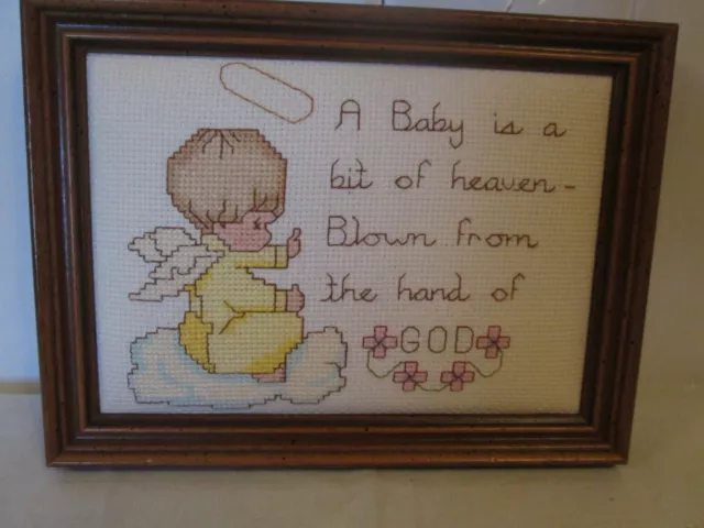 Punto de cruz completo Baby is a bit of Heaven enmarcado madera ángel nube amarillo