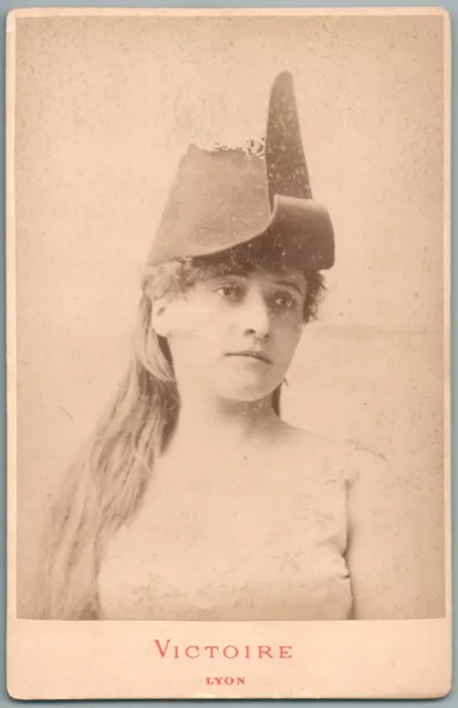 Femme A Identifier Au Chapeau Bicorne Artiste ? Photo Cabinet Victoire Lyon 1880