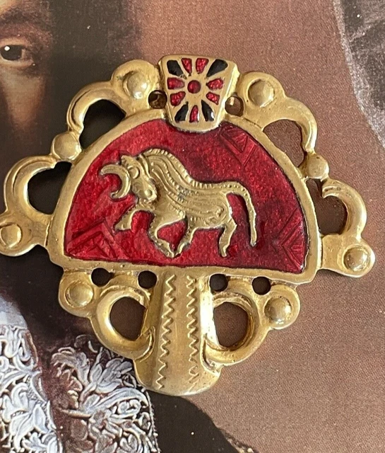 Clip Di Sciarpa IN Bronzo Dorato A Toro Corrida Sul Sfondo Smaltato Rosso
