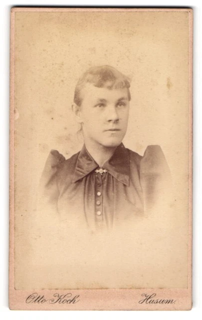 Fotografie Otto Koch, Husum, Süderstrasse 152, junges Mädchen mit Pony und Puff