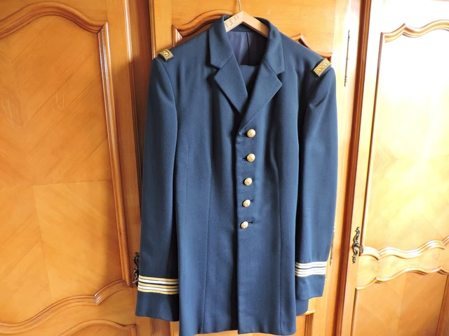 Costume Rose Trois Pièces Avec Chemise Marine Et Cravate Cuivrée
