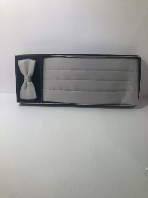Bow Tie And Cummerbund Set. Light Gray