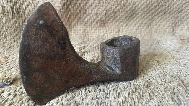 ANCIEN OUTIL DE compagnon en fer forgé ? monogrammé TH ciseau ou rabot