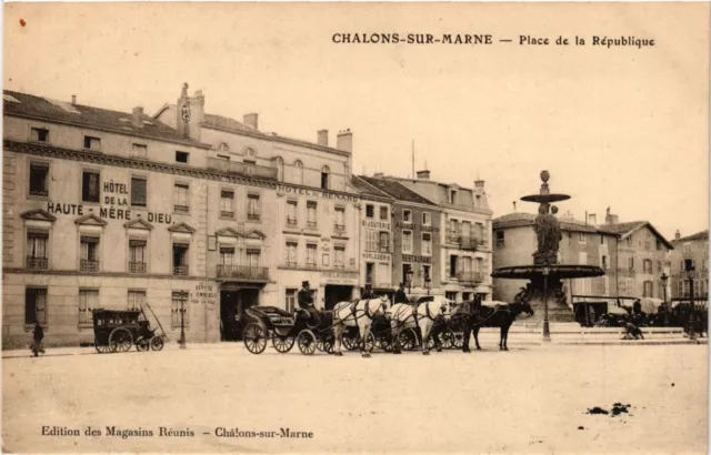 CPA CHALONS-sur-MARNE - Place de la Republique (742293)