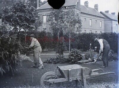 Jardinier Jardin c1920 Photo NEGATIVE Plaque de verre Stereo Vintage V33L25n30
