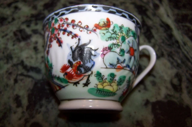 ANCIENNE TASSE à café en PORCELAINE PEINTE Décor de COQS FLEURS