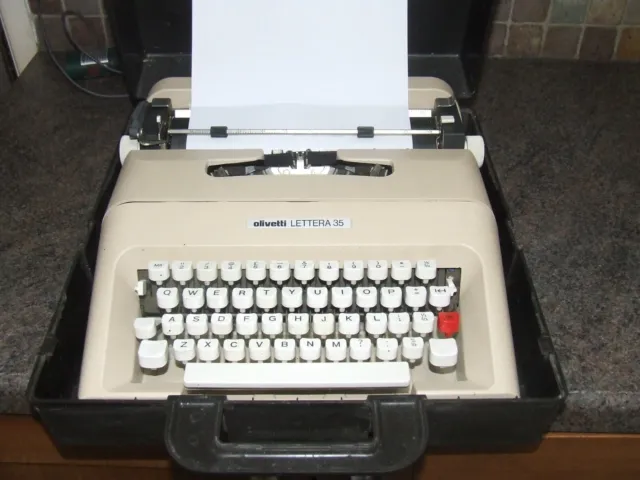 Olivetti Lettera 35 Cream Manual Typewriter in Hardshell Case