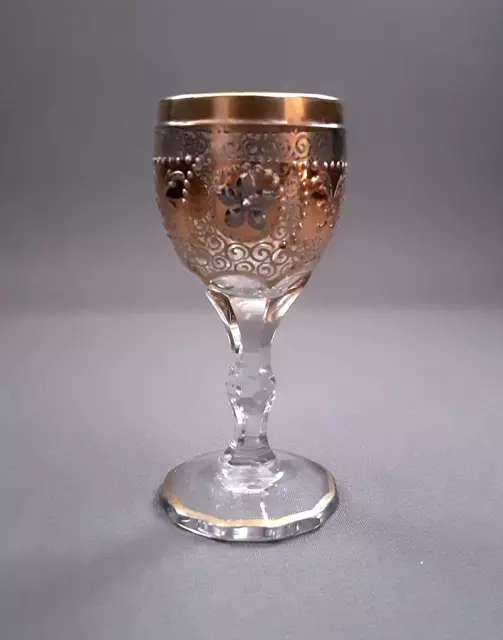 Ein seltenes antikes Goldfarben bemaltes Jugendstil Likörglas um 1900