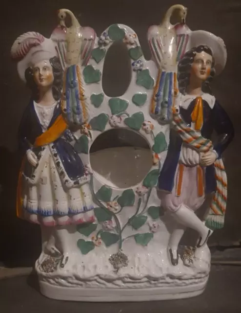 Un groupe en Faïence polychrome de Staffordshire XIXème