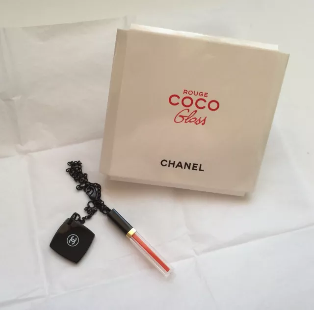 1 Très Joli Bijoux De Sac Rouge Coco Gloss De Chanel. Neuf Dans Son Emballage